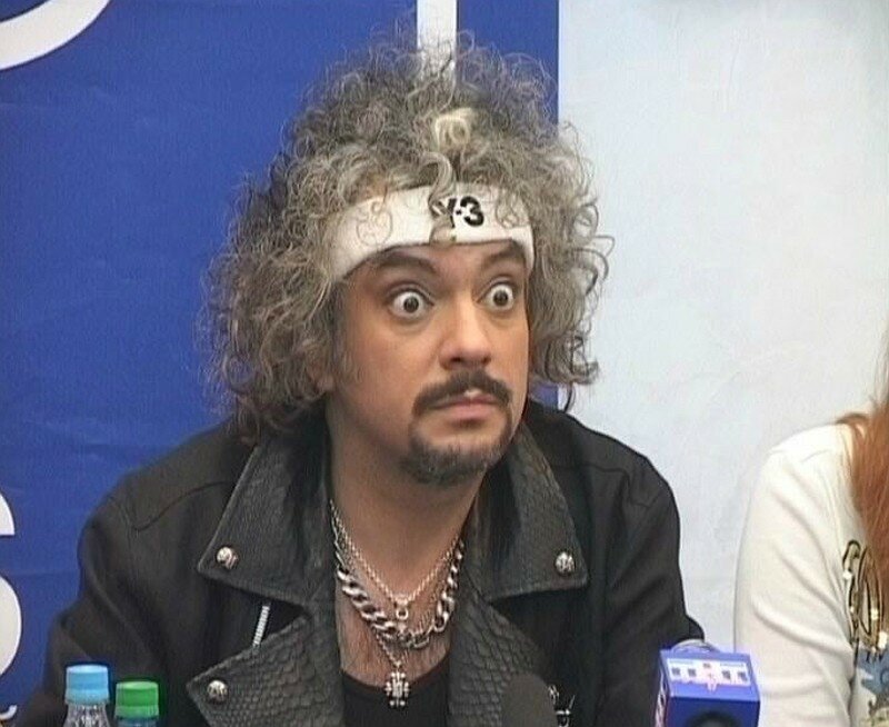 Киркоров специально стал кривляться и таращить глаза, когда его пытались сфотографировать.