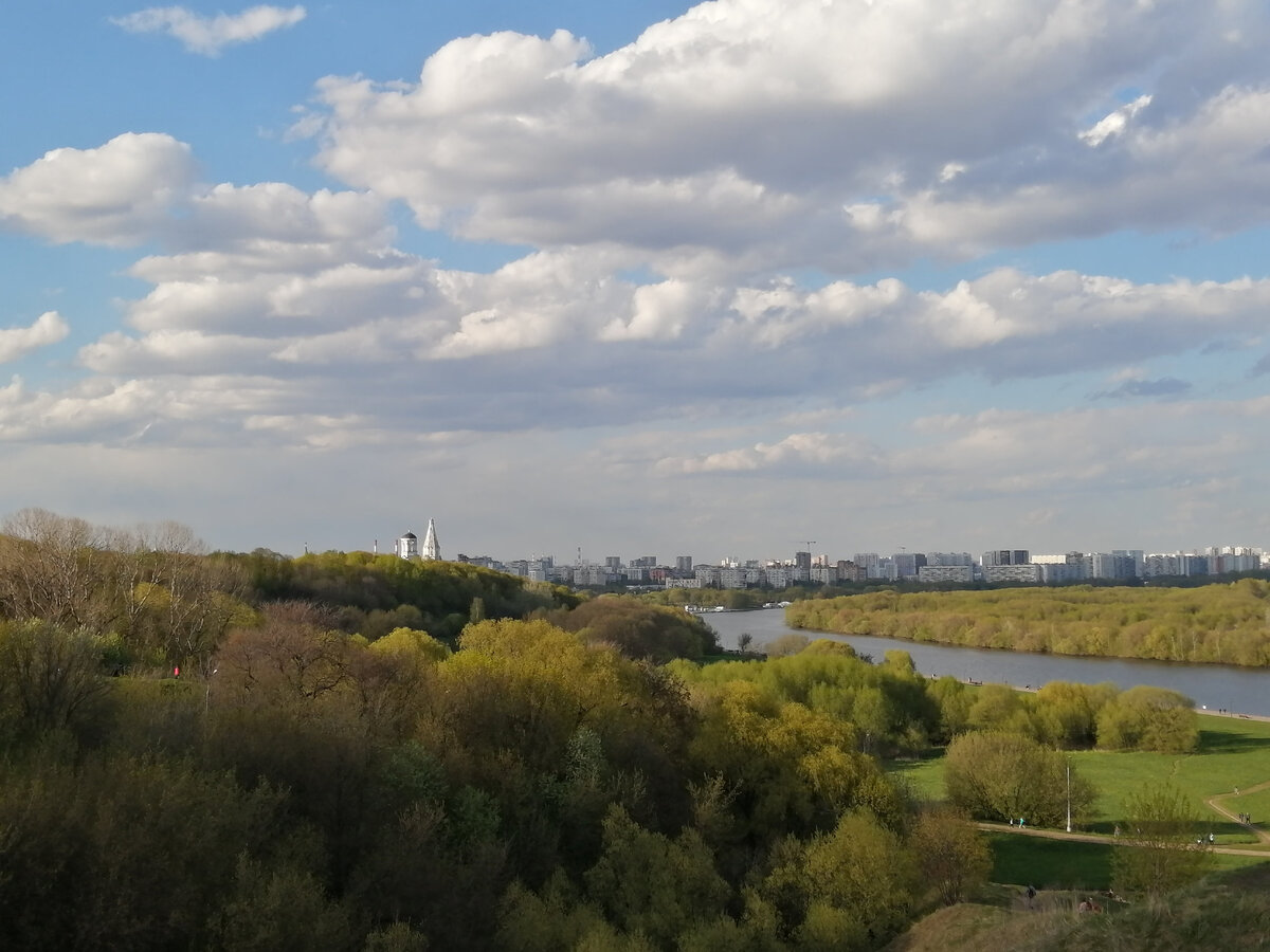 Вид на Москву-реку и окрестности с Дьяковского оврага. Фото автора