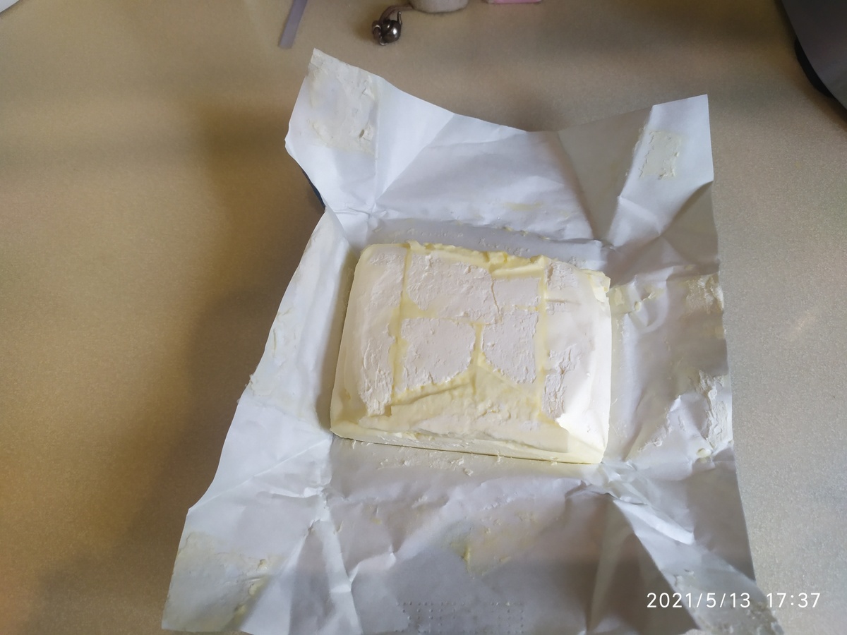 Сливочное масло должно согреться при комнатной температуре и стать мягким.