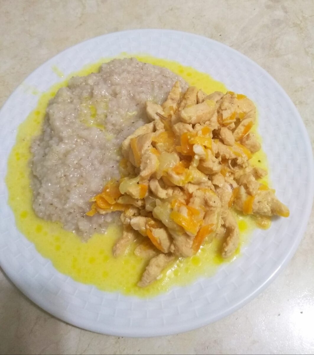Мой ужин: тушёная с овощами куриная грудка + гарнир из ячневой крупы. 