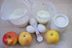 ШАГ 1:
Как сделать пышную шарлотку с яблоками на кефире? Подготовьте для этого необходимые ингредиенты. Яблоки выбирайте кисло-сладких или сладких сортов. Муку предварительно просейте через сто, чтобы насытить её кислородом. Благодаря этому готовый пирог получится более пышный.