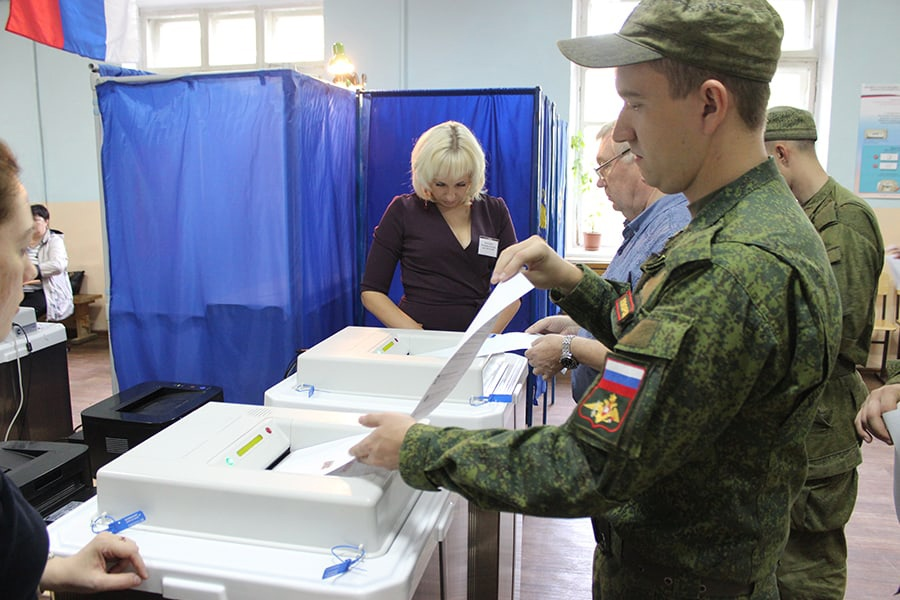 Почему проходят выборы. Военные голосуют на выборах. Военнослужащие на выбопащ. Голосование военнослужащих. Голосование военнослужащих на выборах.