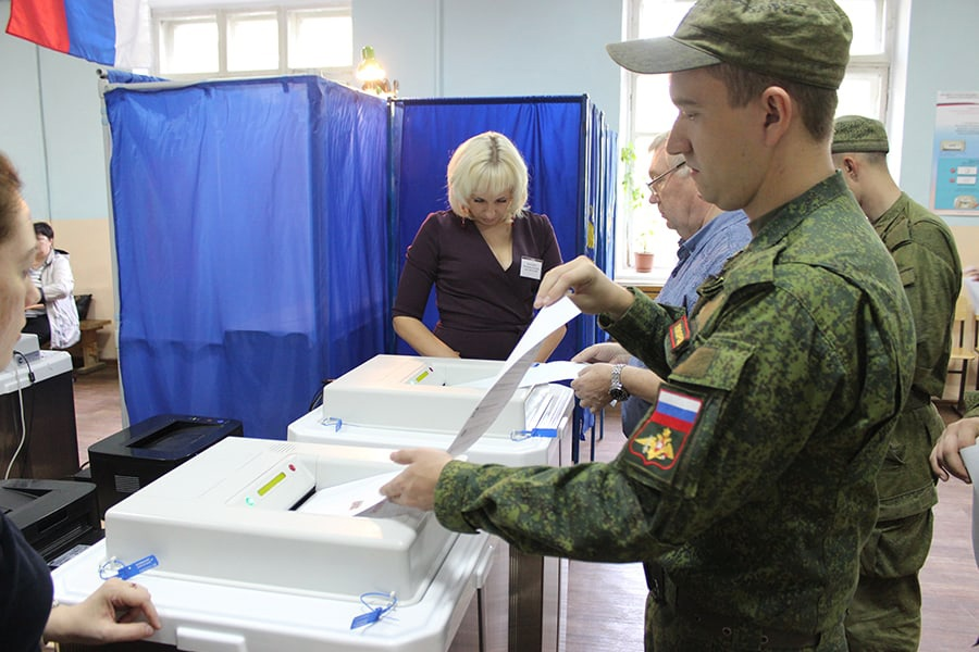 Выборы в коле. Военнослужащие на выборах. Военные голосуют. Избирательные права военнослужащих. Военнослужащие голосуют.