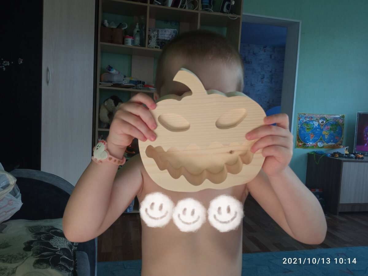 Вадя с тыквой, которую мы скоро будем раскрашивать, изображает чудище