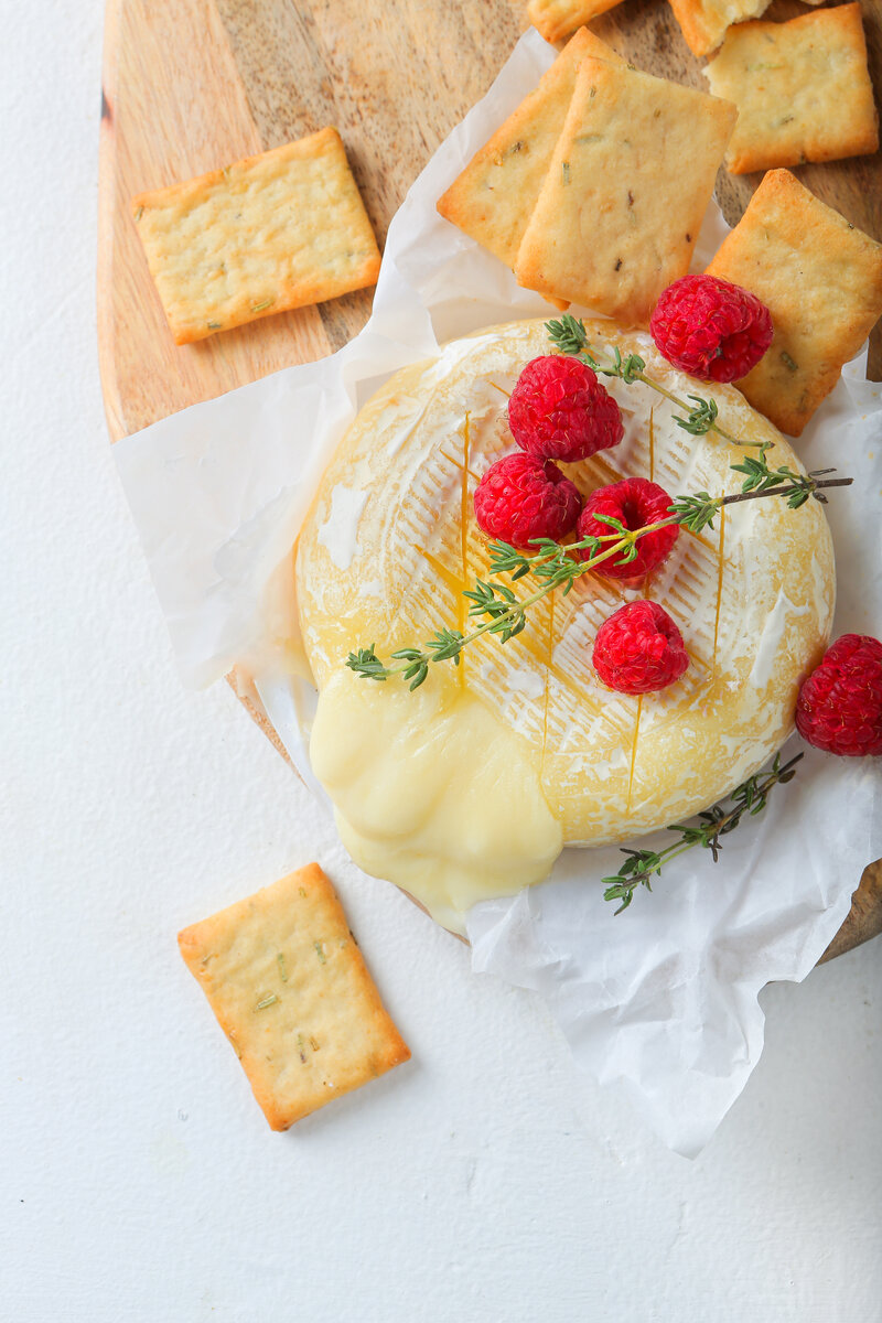 Как есть камамбер: 5 интересных способов | Истории со вкусом BAKER ...