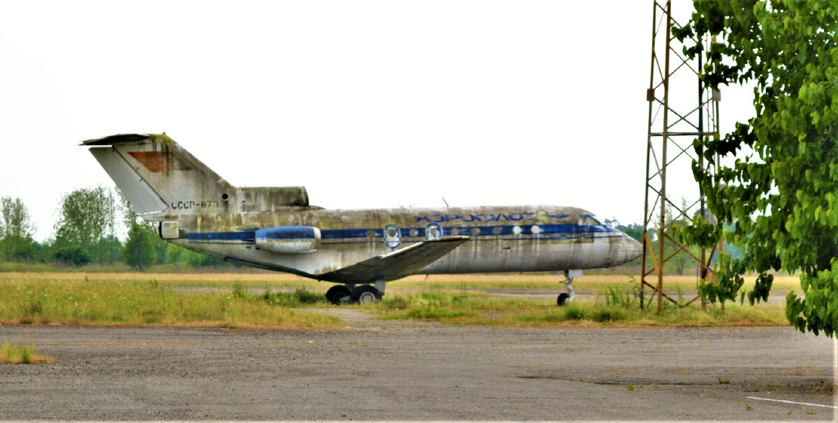 Тот самый ЯК-40, бывший борт №1 президента Грузии Эдуарда Амвросиевича Шеварднадзе. Бортовой номер 87335 -Заводской номер 9510838. Бабушера, май 2018 