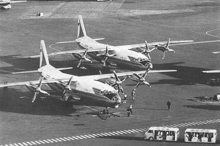 Авиалайнеры Ан-10 выполняют регулярные рейсы. Фото из открытых источников