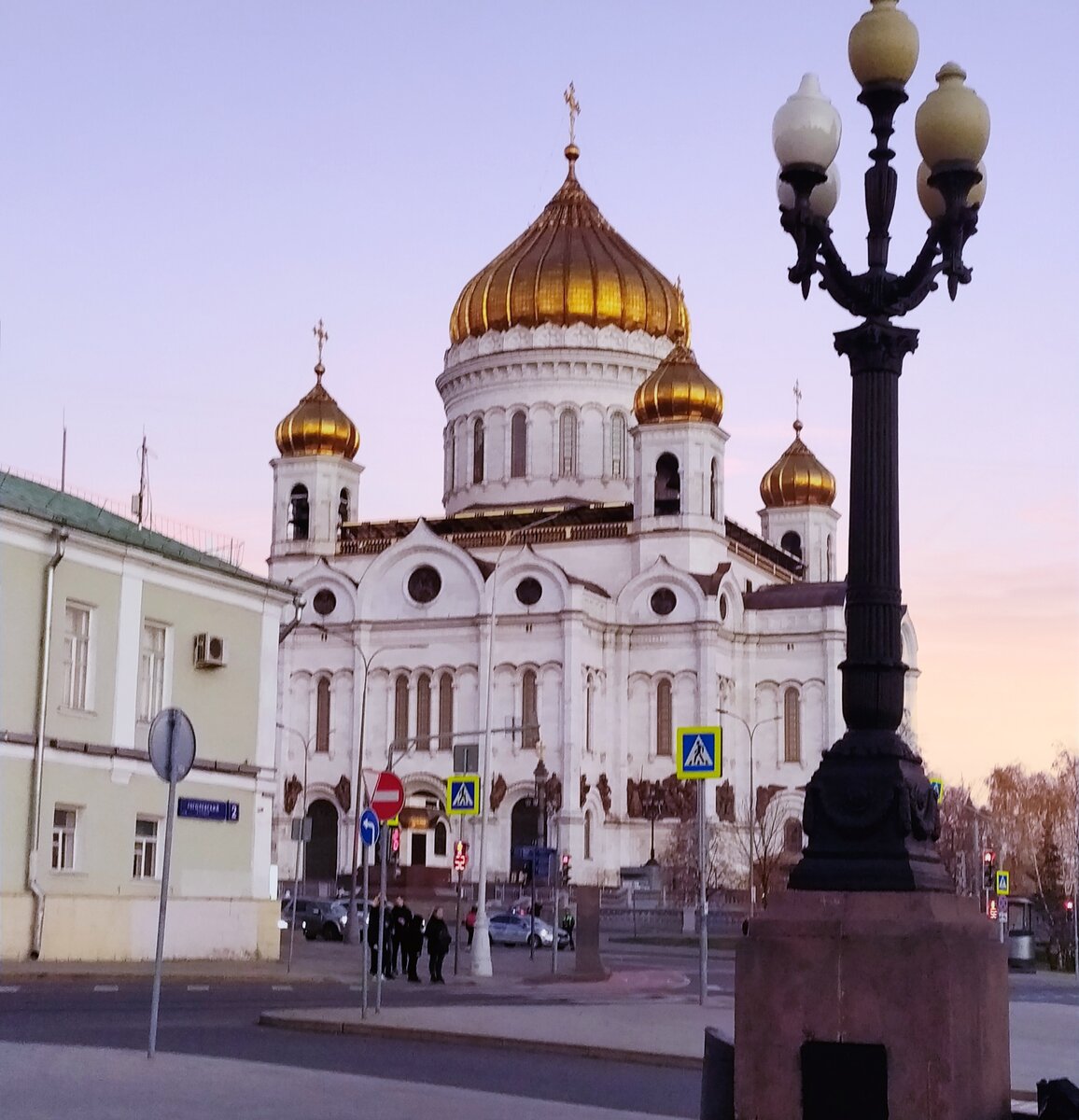 Кропоткинская храм христа выход. Храм на кропоткинской москва. Кропоткинская выход к храму. Храм христа спасителя интересные факты. Кропоткинская храм христа спасителя.