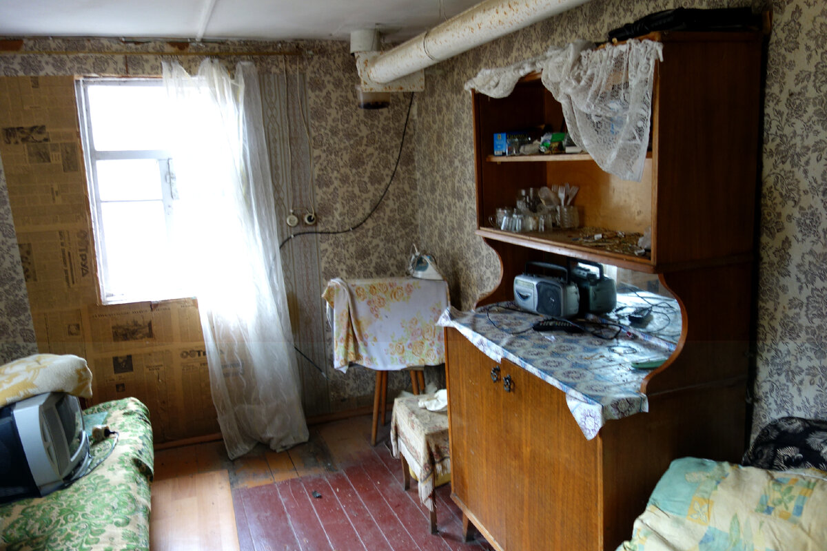 Крыша в доме протекает в некоторых местах, поэтому дом с зимы весь пропах сыростью.