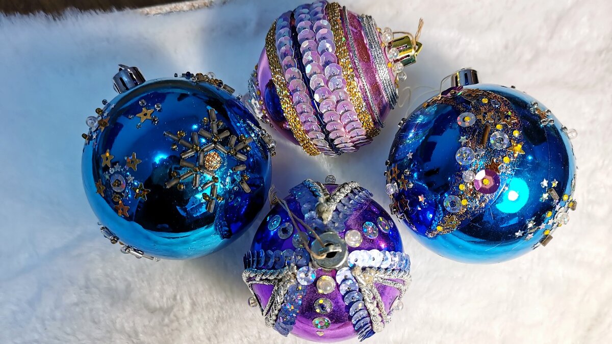 К сожалению, с годами часть декора потемнела или отвалилась, а снежинки стали из серебряно-белых винтажными. И качество, как бы я не старалась его улучшить, передать здесь невозможно