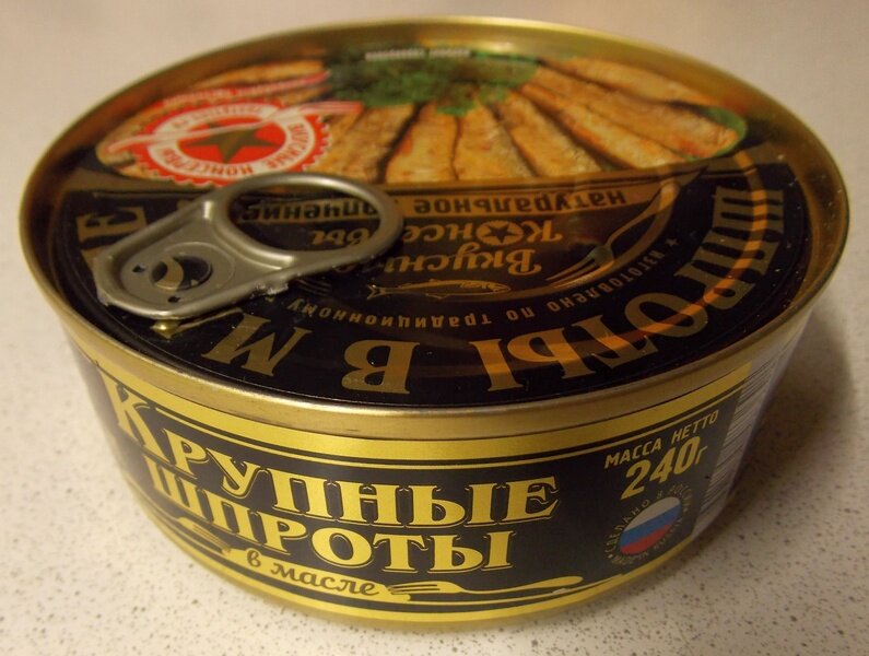 Железная банка с рыбными консервами. Удачный ракурс!