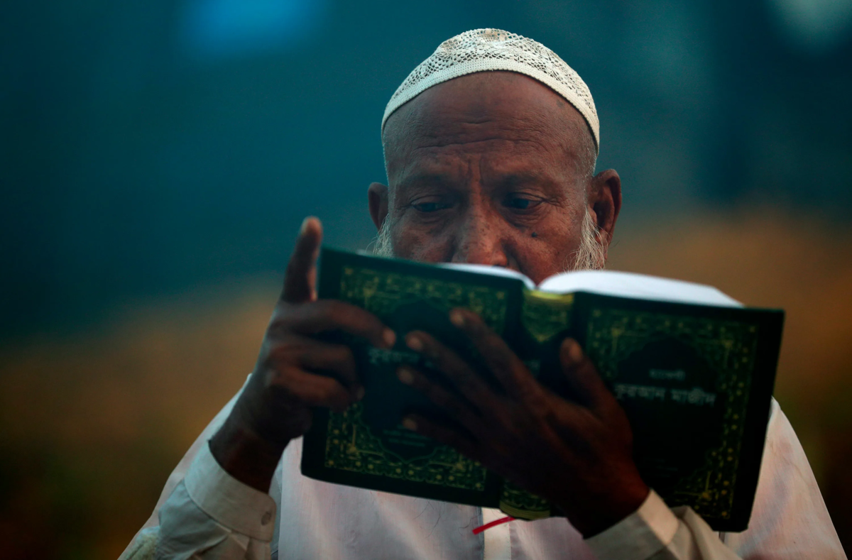 Помощник духовного лица на востоке 4. Чтение Корана. Мусульманин с Кораном. Дедушка мусульманин.