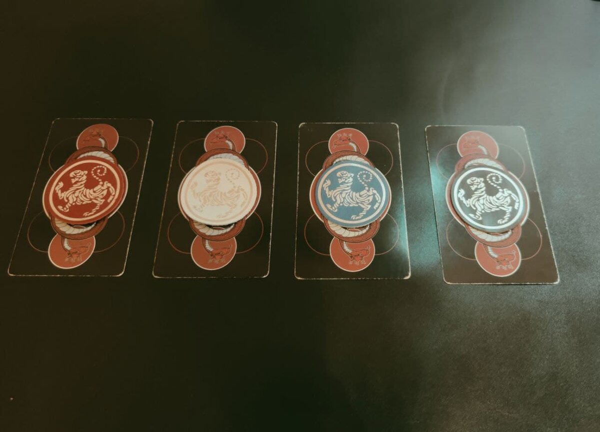  Закройте глаза постарайтесь убрать все лишние мысли. Сконцентрируйтесь. Теперь выберите карту или цифру, а может вам подсознание подскажет какого выбрать тигра и его цвет. Не торопитесь, почувствуйте какая из карт вас тянет ближе. После того как выберите, приступайте к толкованию которое описано ниже, выбирайте свою позицию.