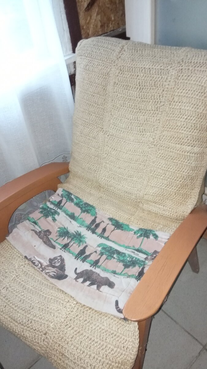 Любимое кресло на дачной кухне