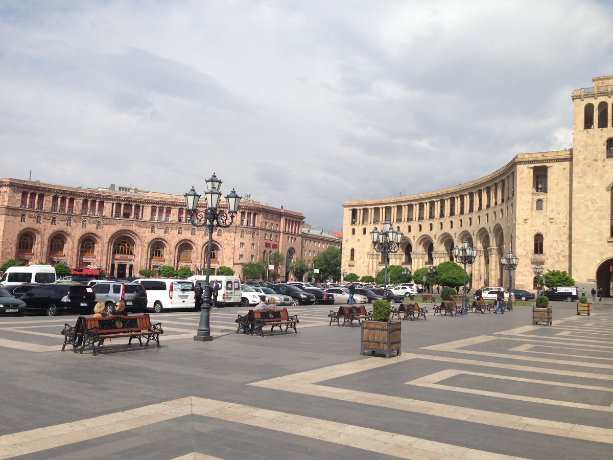 Площадь Республики в г.Ереван. Здесь расположены центральные правительственные учреждения.