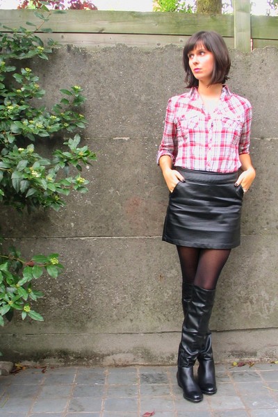 юбка с колготками на мужчине. парни в коже. парень в кожаной юбке. мужская кожаная юбка. парень в кожаной юбке.