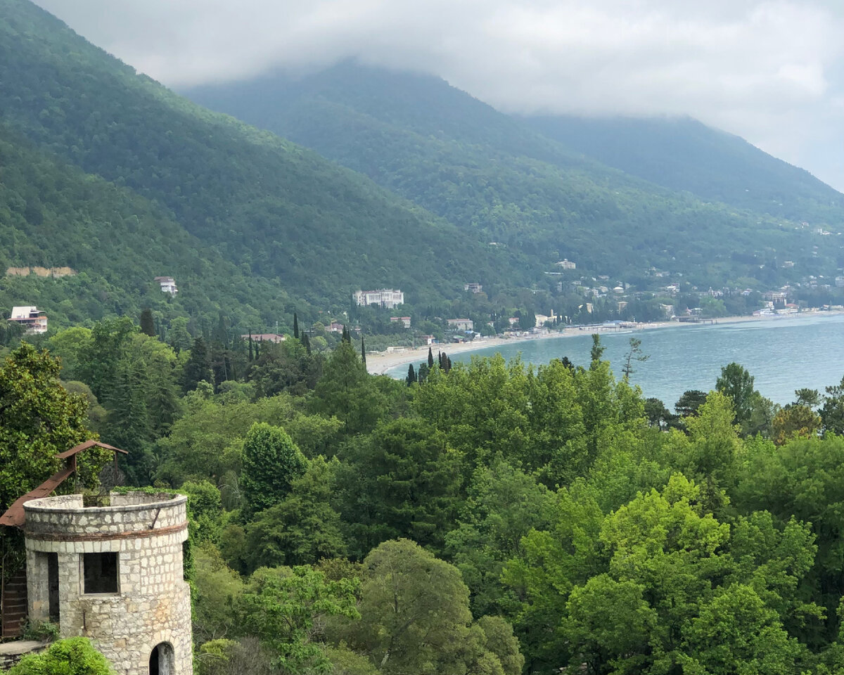 Если из замка сделают отель, то представляете с каким видом будут номера💚💙