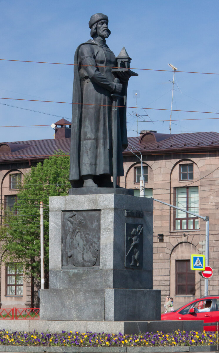 Фото памятник ярославу мудрому