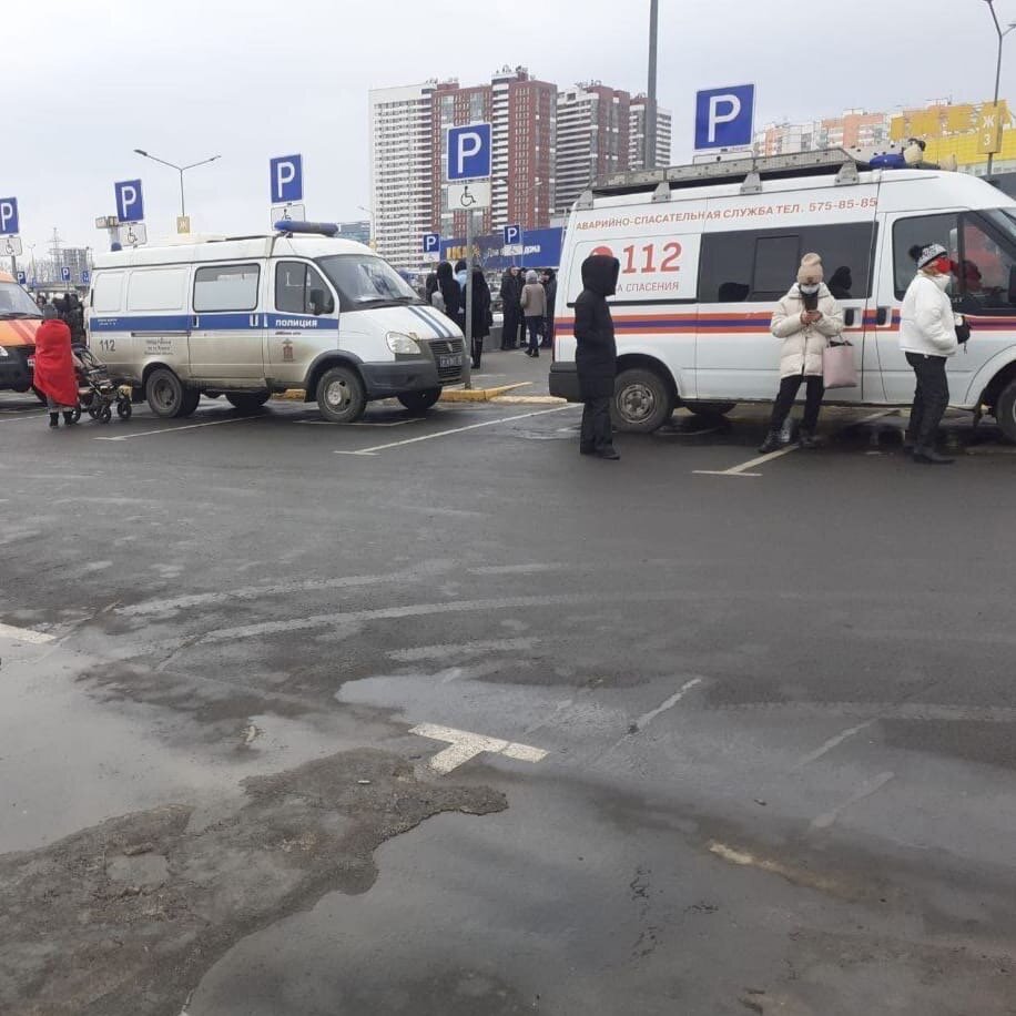 В Москве из-за сообщений и минировании МАССОВО ЭВАКУИРУЮТ посетителей крупных ТЦ — уже опустели ТЦ «Атриум», «Мега» ГУМ и «Афимолл Сити»