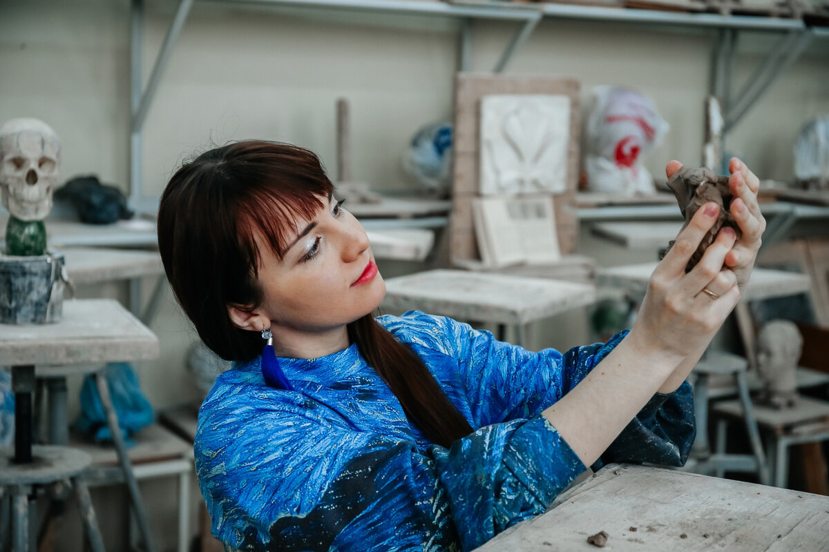 Глина - очень терапевтический материал . фото Анастасии Огнянниковой