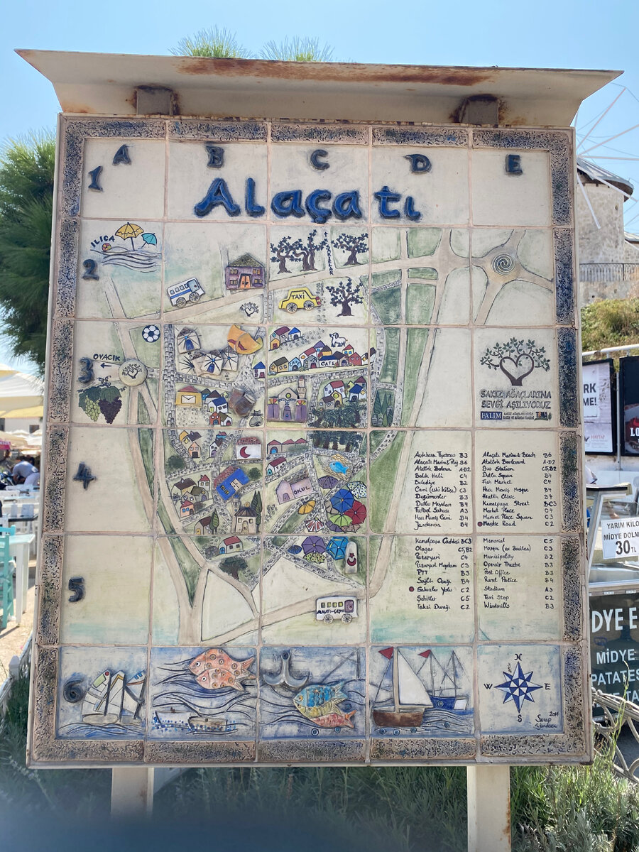 Карта Алачаты на въезде в деревушку