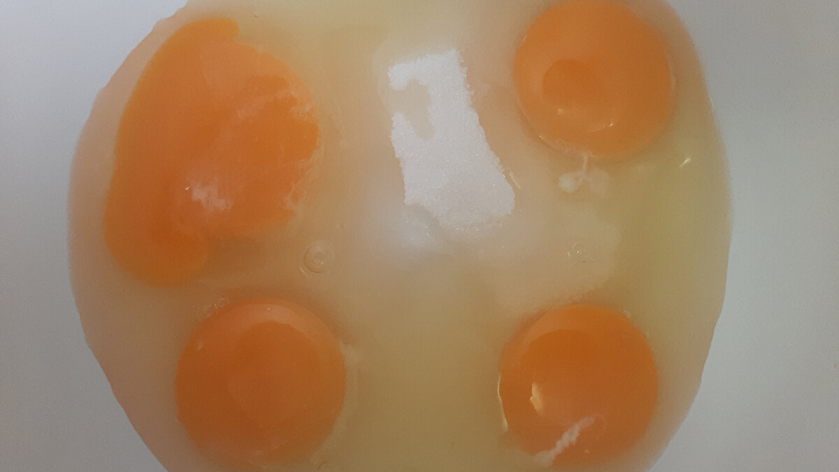 Четыре яйца и стакан сахар, взбивать дооолго, пока не получатся крепкие пики, а венчик будет оставлять устойчивый след 