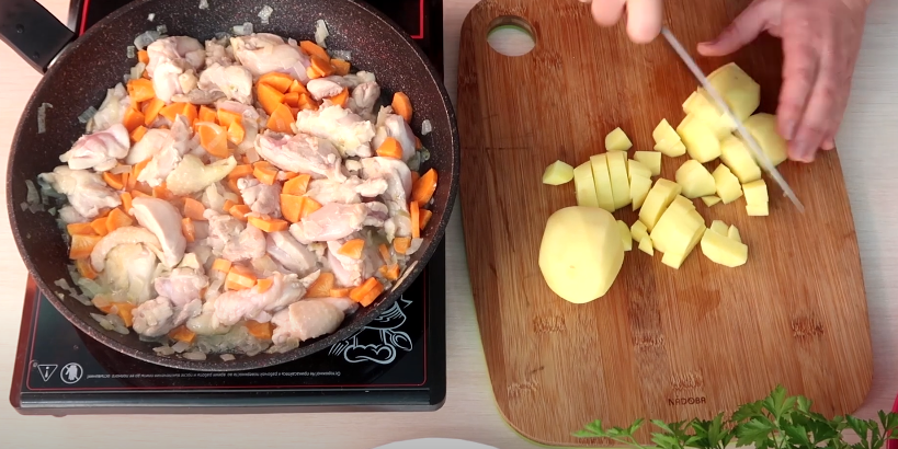 Нарезаем картофель
