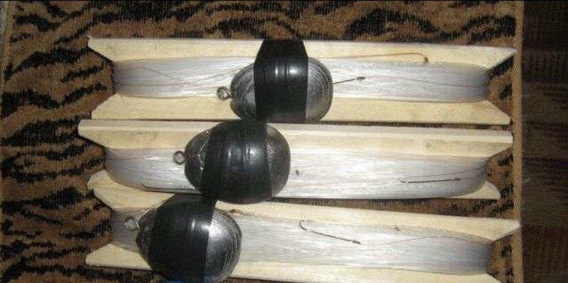 Донка закидушка. Закидушка поставушка. Простая закидушка. Донные закидушки для рыбалки. Закидушки рыболовные снасти.