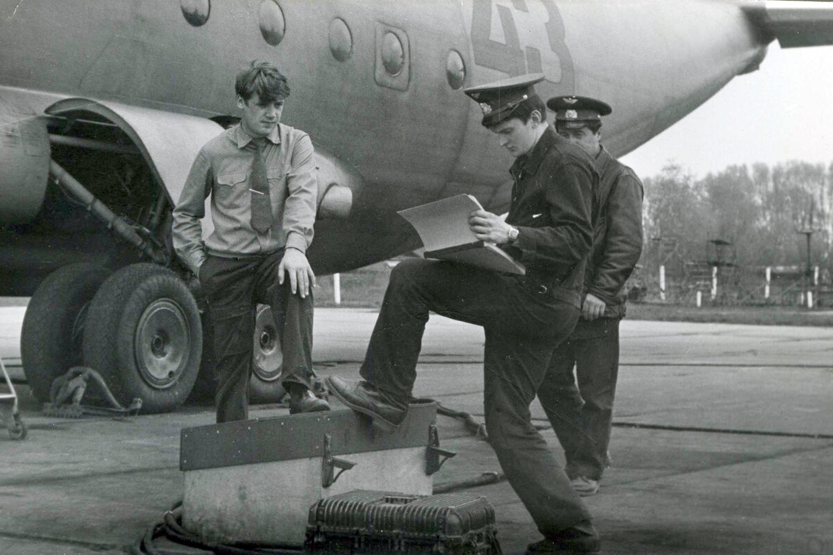 Перед вылетом, подписываем Журнал подготовки. г.Смоленск