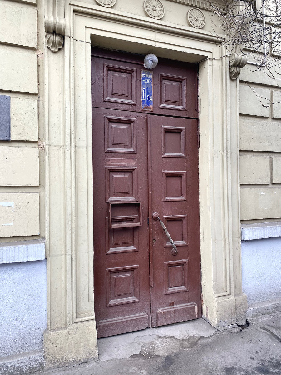 За этой дверью вход в детскую библиотеку