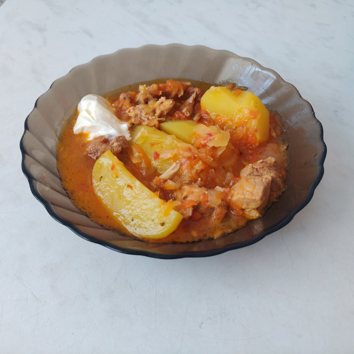 Ну а это наш ужин. Картошка с мясом. Рецепт напишу позже.