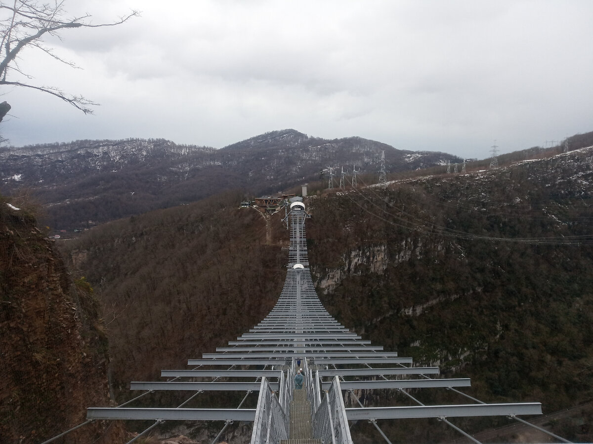 Скайбридж (Небесный мост) над Ахштырским ущельем)