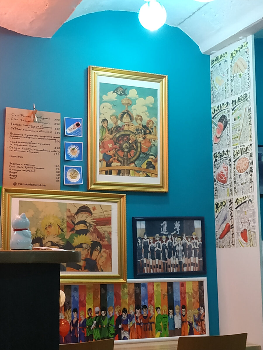 Одна из стен этого кафе)