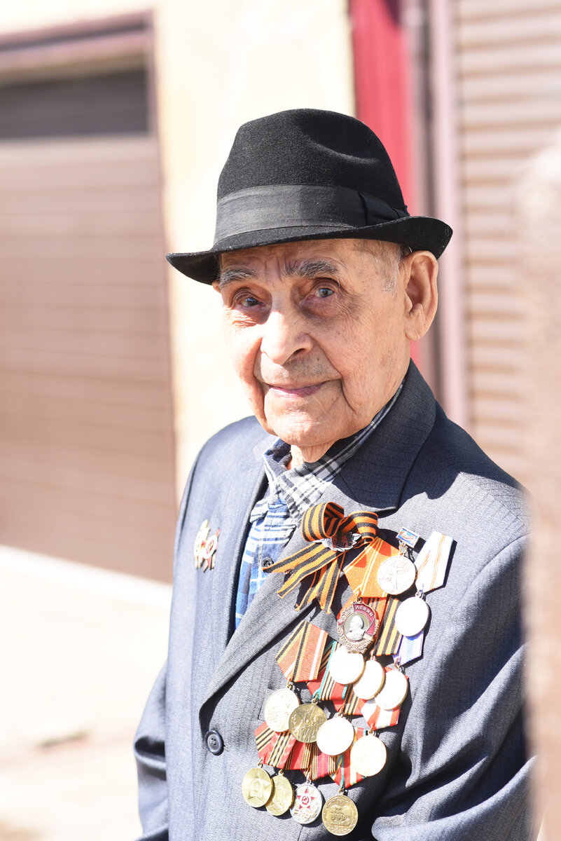 "Вдруг машинально вверх посмотрел и увидел на дереве снайпера. Мурашки по всему телу разбежались и застыли. Думаю, вот сейчас он меня и хлопнет. Что делать? Хоть иди, хоть стой - всё одно. И я пошёл…»                                                                               Ветеран Великой Отечественной войны Хабибулла Байтеев. Воевал с 1943 по 1945 год в составе 1-го Украинского фронта. Проявил исключительное мужество при форсировании Одера в 1945 году. Награжден орденами Ленина, Отечественной войны I и II степени, медалями «За отвагу», «За взятие Берлина», «За освобождение Праги», «За победу над Германией».
