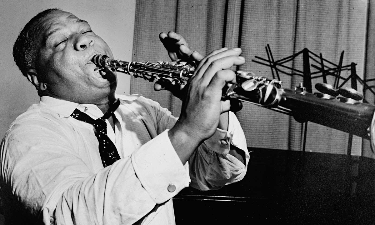 Сидней беше джаз. Сидней беше Sidney Bechet.. Сопрано саксофонист Сидней беше. Джаз легенды Сидней беше. Беше о стучит