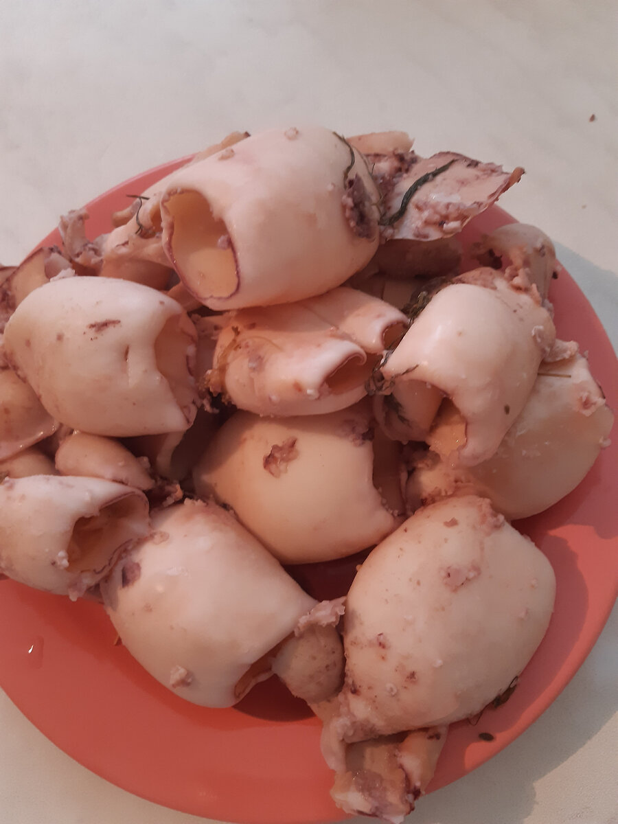 Тушки кальмаров после кипячения.