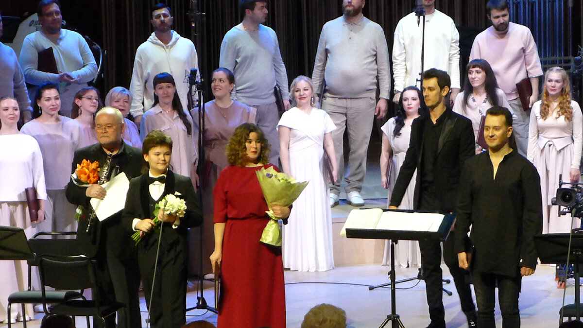 Солисты и артисты Минин-Хора после исполнения "Перезвонов" Гаврилина 16 мая 2022 года. Концертный зал "Зарядье". Фотография из моего архива