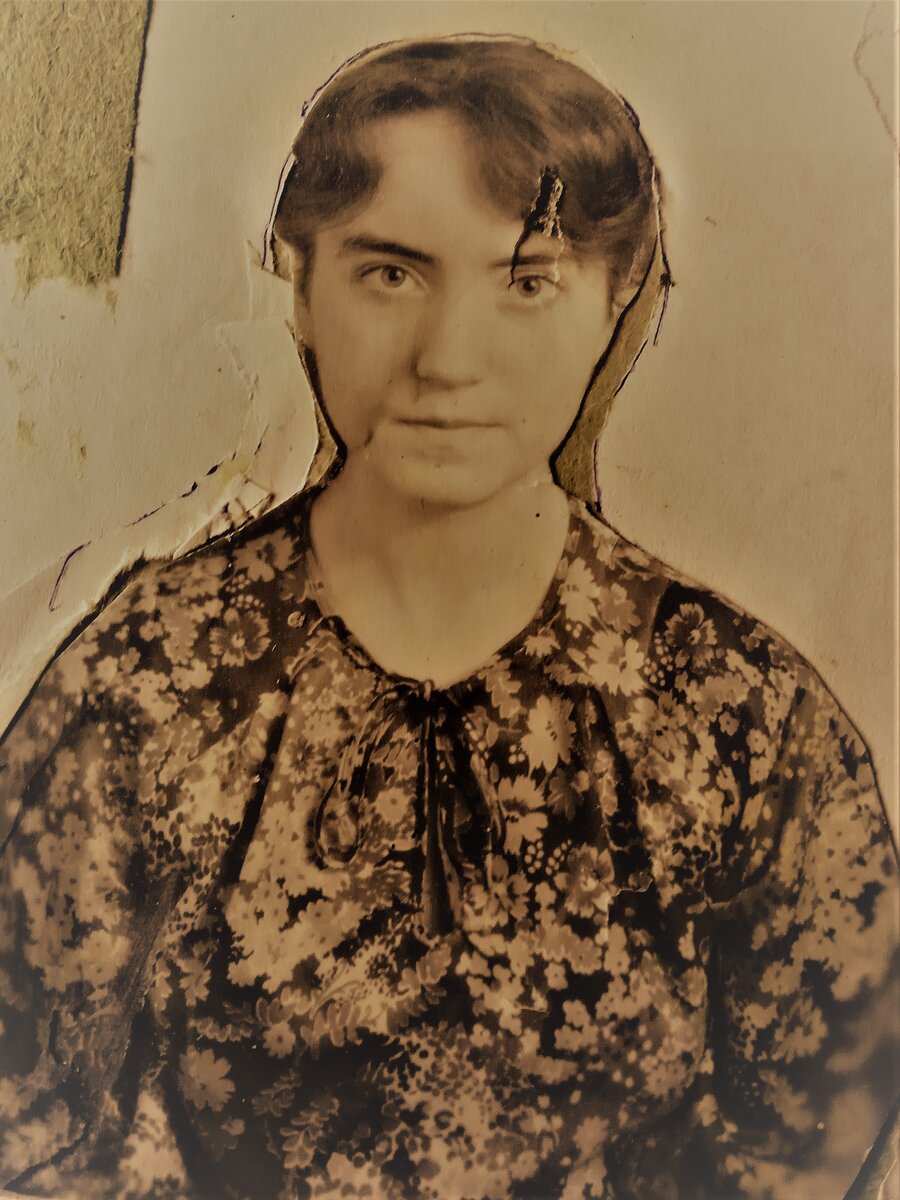 Я в 17 лет. Лето 1983 года. Вот так, как изуродована эта фотография, оказалась изуродованной и моя юность...