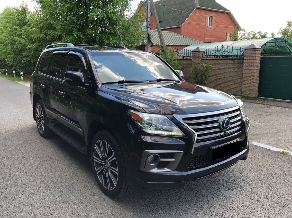 Lexus LX III — автомобиль известный, заметный и статусный. Именно в этом поколении он обрел уникальные черты и стал существенно отличаться от базового Land Cruiser.