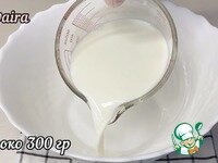     В миску добавить тёплое молоко, тёплую воду, сахар, соль, дрожжи, растительное масло и майонез. Всё хорошо перемешать.