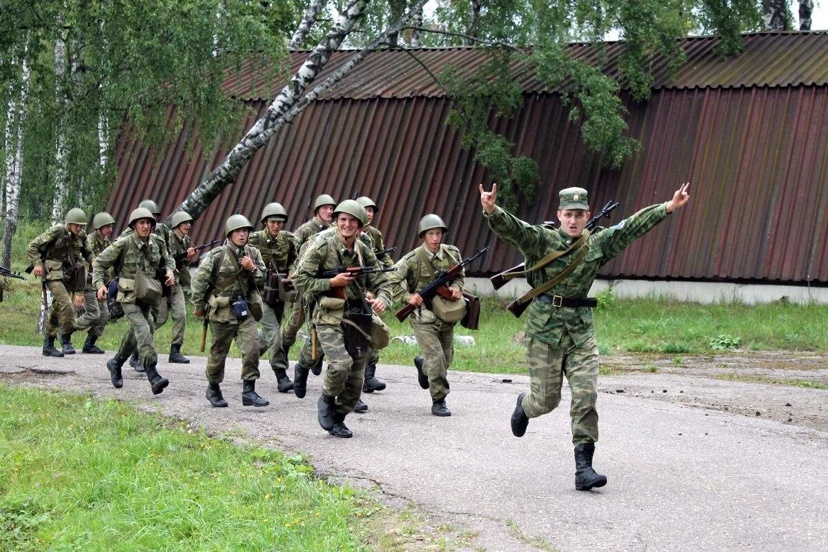 Побегу рф. Полевой лагерь спецназа гру РФ. Построение солдат. Солдат бежит. Марш бросок в армии.