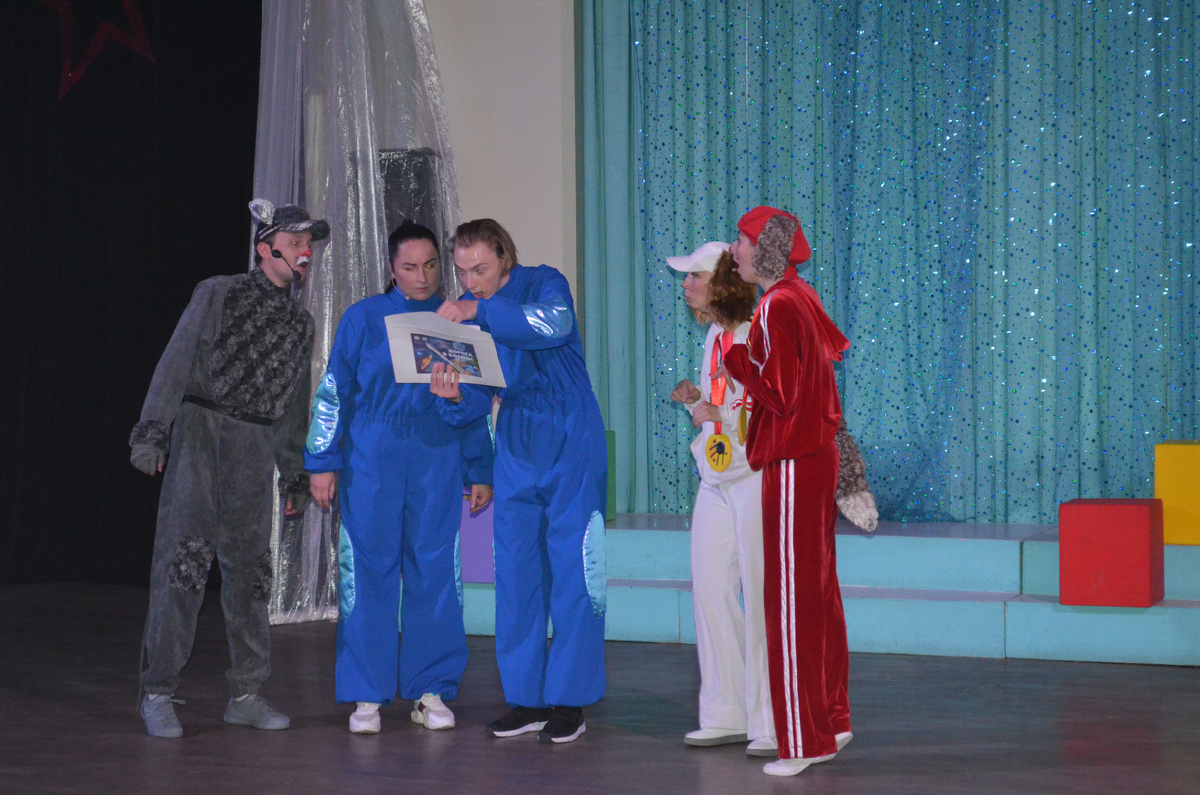 Артисты Молодежного театра "Наш Мир" на интерактивной программе "Дорога в Космос", 01.06.2022, Архив МАУ "ГДК им. Н. Островского"