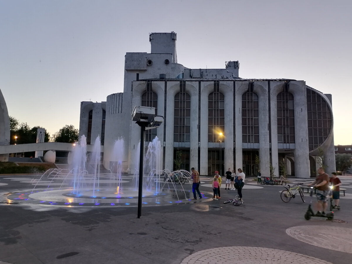 Новгородский Драматический театр на Софийской набережной.