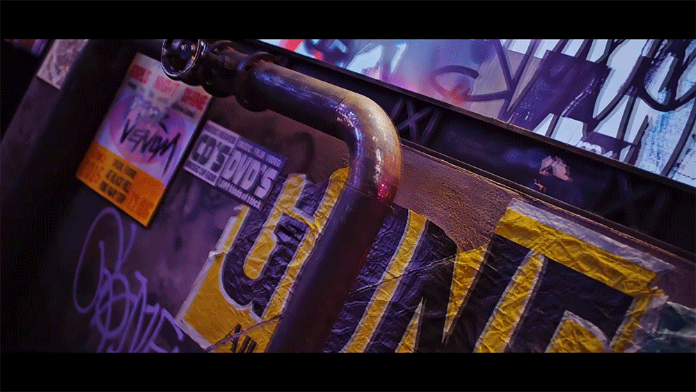 Слева черными буквами на бело-красном фоне. GONE черными буквами на желтом фоне.