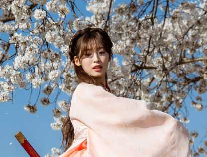 Чхве Йе Вон в роли Джин Чо Ён ("Весна" страны Дэхо)