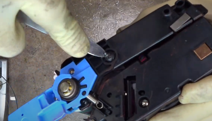 Фото 22. Снимаем шайбу, цепляя ее крючком за выступы на ней