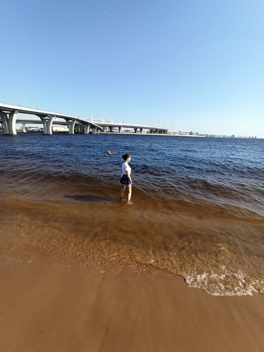 Рядом с ТЦ "Питерлэнд". 