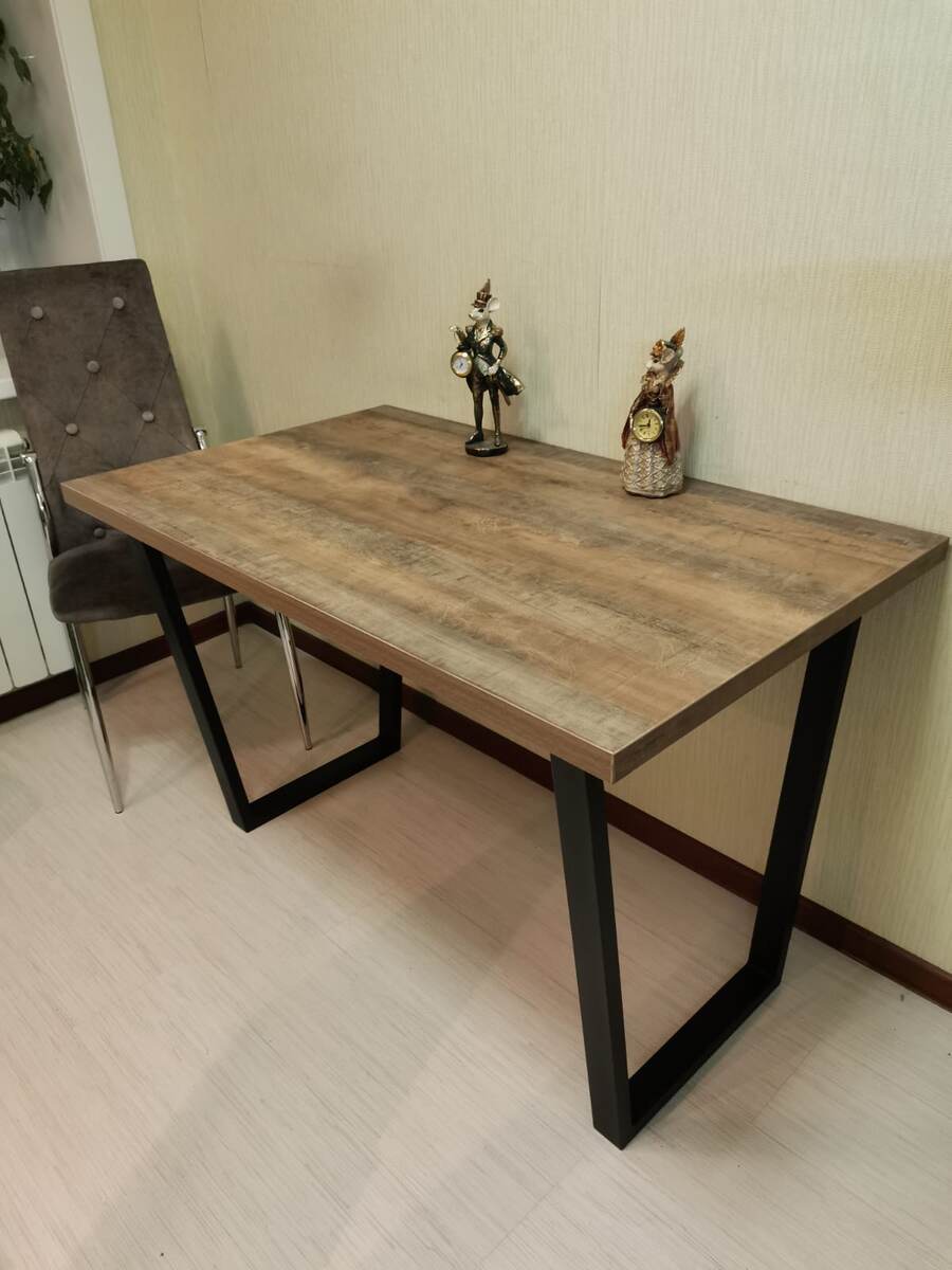 Стол прямоугольной формы со свесом столешницы по периметру. 