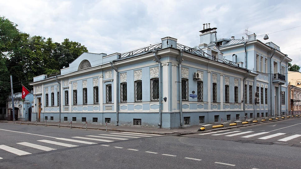 Сдержанные фасады особняка в стиле неоклассицизм