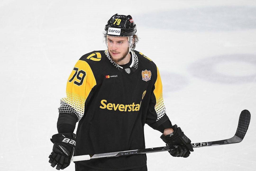 Тихонов играет российскими хоккейными клюшками «ЗаряД», его выбор – это флагманская модель «Т100».